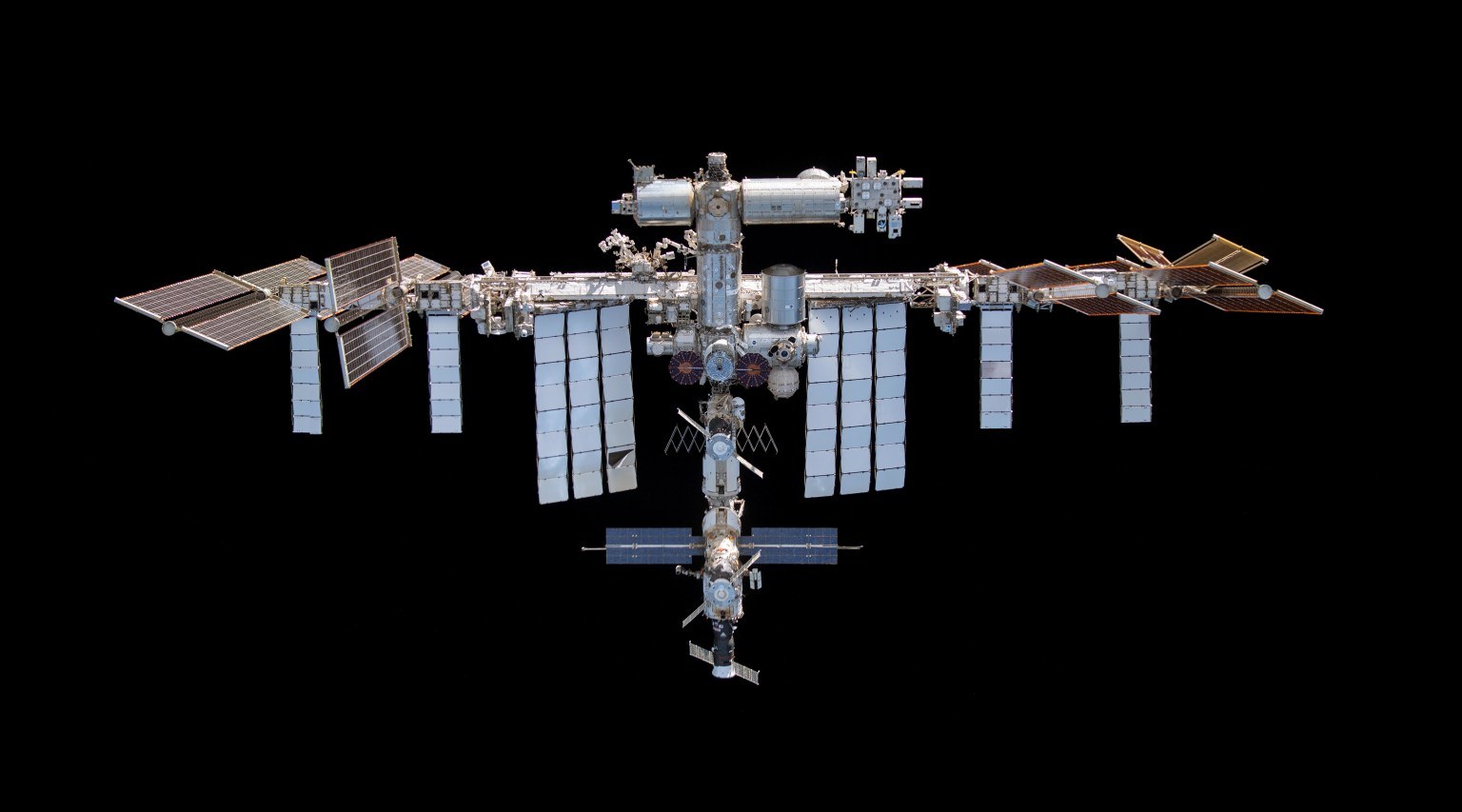 Международная космическая станция на снимках с Crew Dragon, 2021 год.