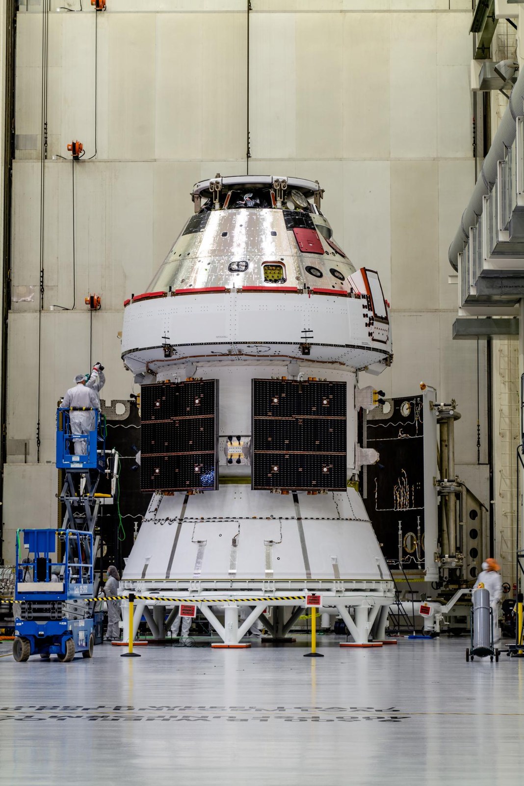 Orion во время наземных работ: архивный снимок 2022 года, не фотография полёта Artemis III.